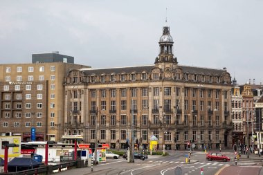 Tarihi Amsterdam Centraal station yakınındaki Prins Hendrikkade sokakta bina.
