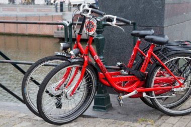 Mac Kiralama Kiralık bisikletler de Amsterdam. 