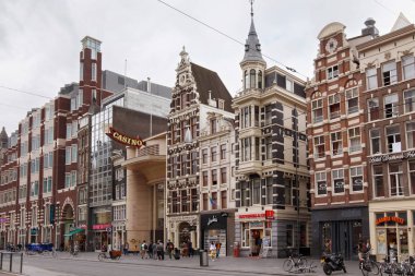 Amsterdam Damrak Caddesi üzerinde eski tarihi binalar için görüntüleyin. 