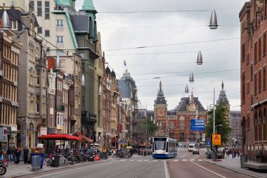 Şehir merkezinde Damrak street Tramvayda Siemens Combino. 