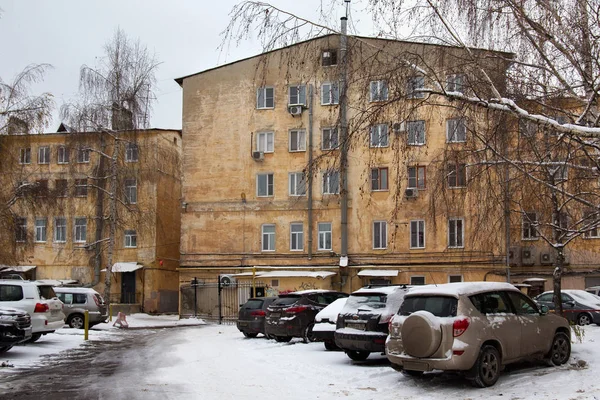 The old yard with shabby apartment buildings on Bolshaya Pokrovskaya Street. — Stock Photo, Image