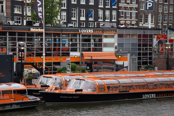 Orange båtar av de Canal älskare Cruises. — Stockfoto