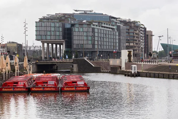 Toeristische boten op de achtergrond van moderne hotel Double Tree by Hilton. — Stockfoto