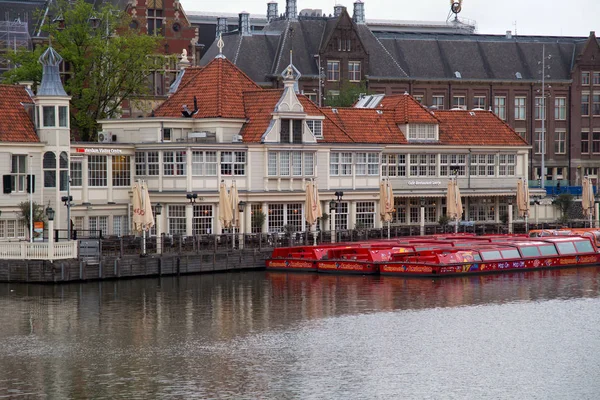 Biuro informacji turystycznej i kawiarnia restauracja IJmuiden w pobliżu: Dworzec kolejowy Amsterdam Centraal. — Zdjęcie stockowe