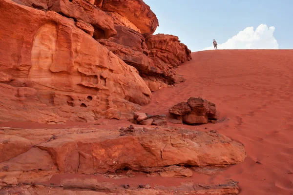 Neznámý turista v poušti Wadi Rum na písečné duně. — Stock fotografie