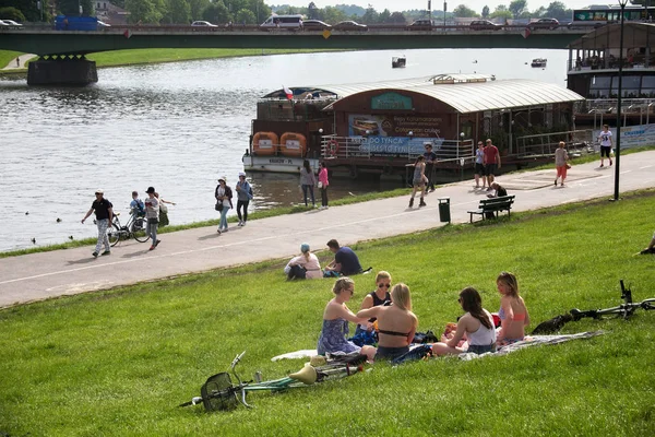 Personer som vilar på en varm vårdag på stranden av floden Vistula i Krakows centrum. — Stockfoto