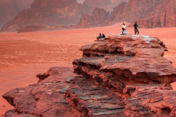 Unbekannte genießen die wunderschöne Landschaft der Wüste Wadi Rum. — Stockfoto