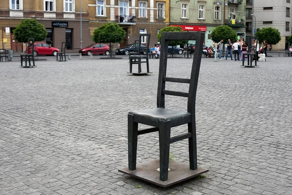 Mémorial aux Juifs du ghetto de Cracovie sur leur site d'expulsion sur la place des héros du ghetto . — Photo