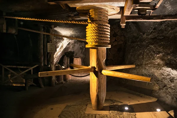 Torno de madera en la mina de sal de Wieliczka . — Foto de Stock