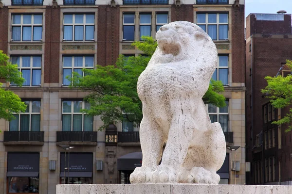 León de piedra como parte del Monumento Nacional (arquitecto J.J.P.) Oud) en la plaza Dam en el centro de Ámsterdam . — Foto de Stock