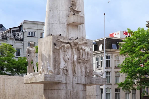 Het Nationaal Monument (architect J.J.P. Oud) op de dam in Amsterdam. — Stockfoto