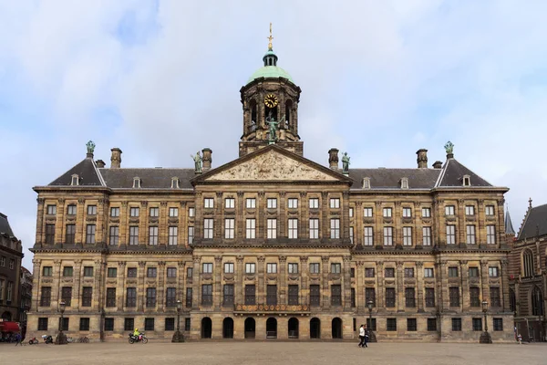 Vista al Palacio Real de Ámsterdam en la Plaza Dam . — Foto de Stock