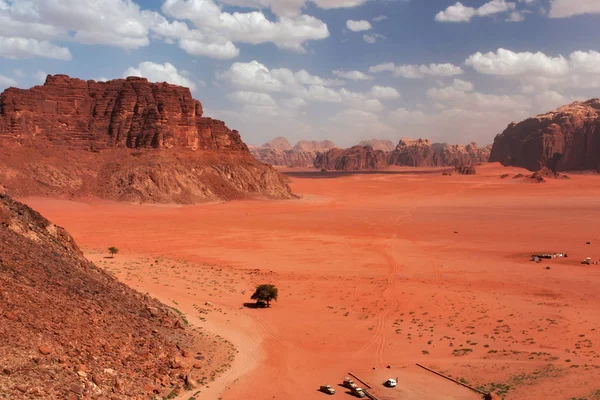 Luftaufnahme der Wadi-Rum-Wüste in Jordanien. — Stockfoto