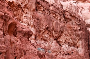Kırmızı taş duvarlar Wadi Rum Kanyon Ürdün'çöl. 