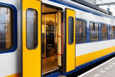 Sarı Hollanda Amsterdam Centraal istasyonu platformu üzerinde sabah tren.. 