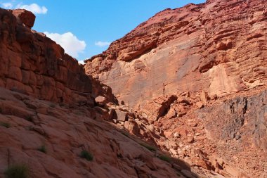 Kırmızı taş duvarlar Wadi Rum Kanyon Ürdün'çöl. 