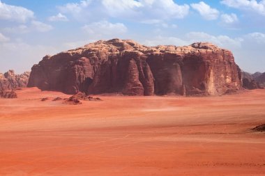Kırmızı dağlar Wadi Rum Kanyon Ürdün'çöl. 