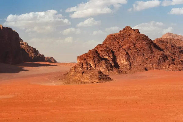 Montañas rojas del cañón del desierto de Wadi Rum en Jordania . —  Fotos de Stock
