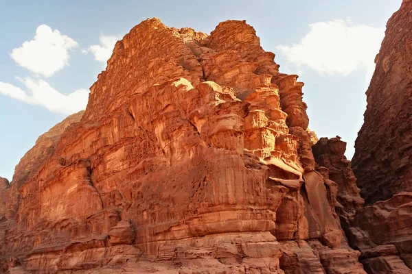 Pouštní červené kamenné stěny kaňonu Wadi Rum v Jordánsku. — Stock fotografie