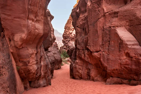 Murallas de piedra roja del cañón del desierto de Wadi Rum en Jordania . — Foto de Stock