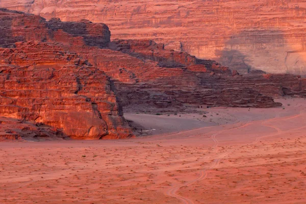Paredes de pedra vermelha do desfiladeiro do deserto de Wadi Rum na Jordânia . — Fotografia de Stock