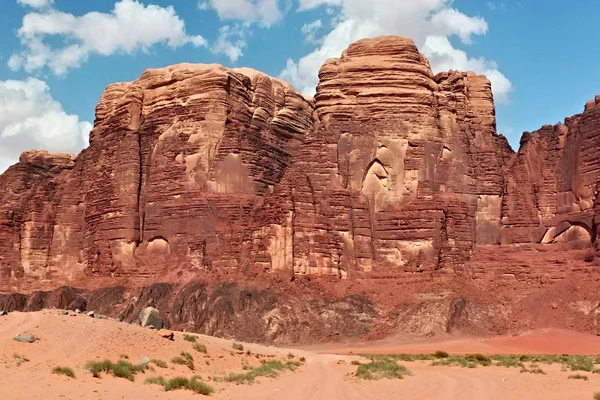 Montagne rosse del canyon del deserto Wadi Rum in Giordania . — Foto Stock
