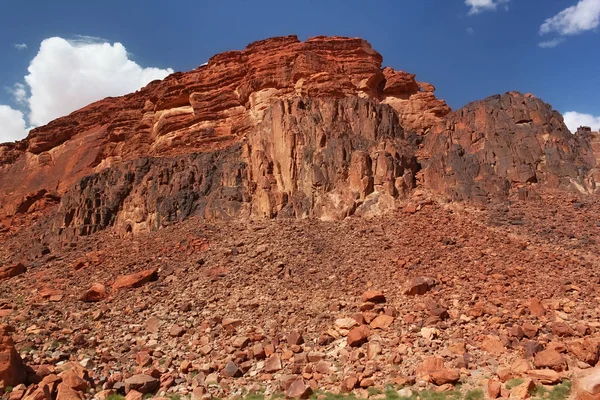 Murallas de piedra roja del cañón del desierto de Wadi Rum en Jordania . — Foto de Stock