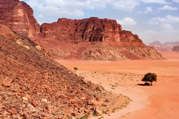 Červené hory kaňon Wádí Ram pouště v Jordánsku. — Stock fotografie