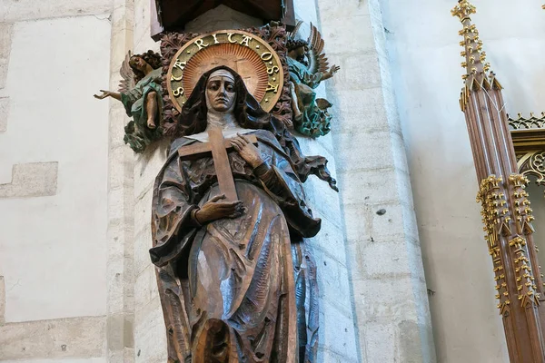 Drewniane sculptere Saint Rita z CASCII w rzymskiej katolickiej Katarzyny z Aleksandrii i St. Margaret. — Zdjęcie stockowe