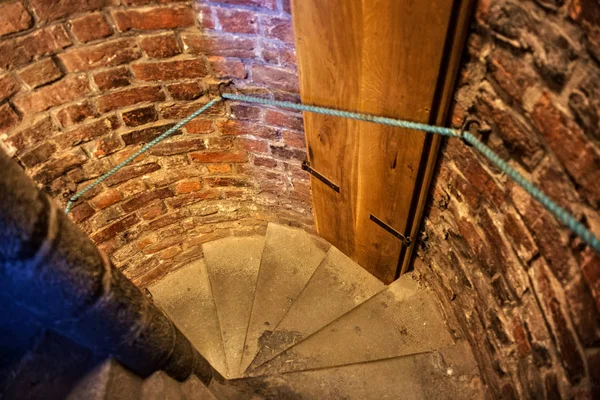 Antigua escalera de piedra en la torre de la Basílica de Santa María . — Foto de Stock