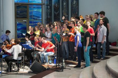 Bilinmeyen kişi İlahi rahmet Bazilikası ile müzikal performans.