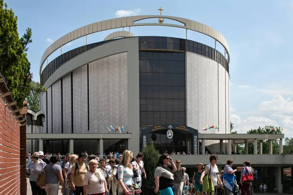 Basiliek van de goddelijke genade van heiligdom in Lagiewniki. — Stockfoto