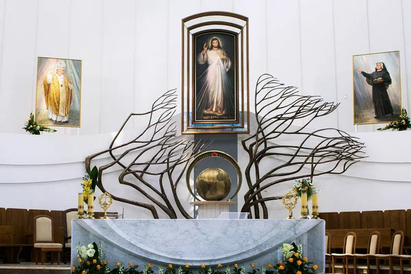 Hlavní oltář v bazilice Svatyně Božího milosrdenství v Lagiewniki. — Stock fotografie