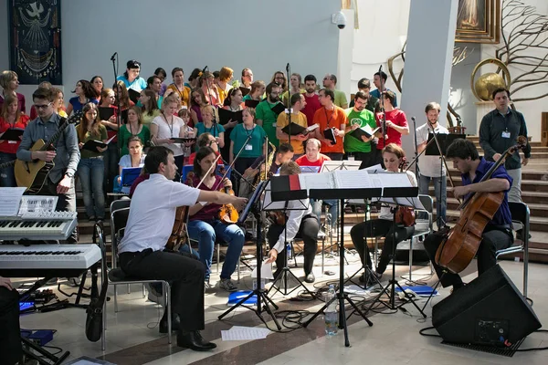 Actuación musical con gente desconocida en la Basílica de la Divina Misericordia . — Foto de Stock