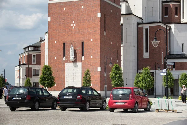 Parkeren in de buurt van het centrum van paus Johannes Paulus Ii van heiligdom in Lagiewniki. — Stockfoto