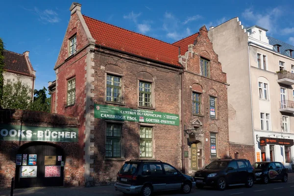 Vecchio edificio in mattoni sulla strada Podmlynska nella parte storica di Danzica . — Foto Stock