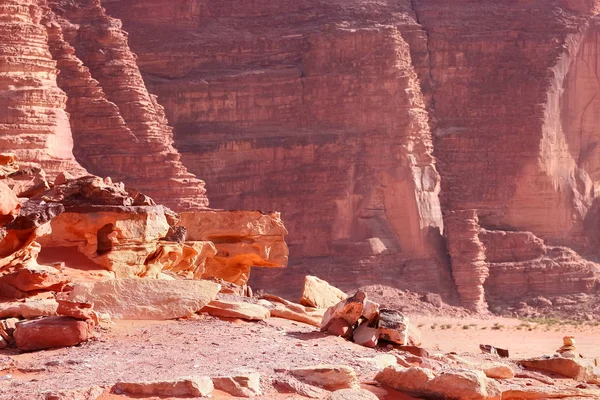 Montanhas vermelhas do desfiladeiro do deserto de Wadi Rum na Jordânia . — Fotografia de Stock