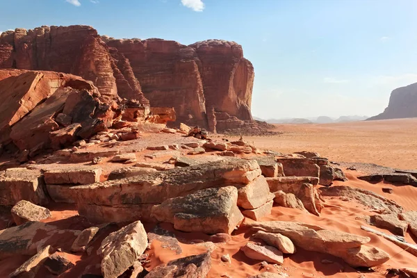 Rote Berge der Schlucht der Wadi-Rum-Wüste in Jordanien. — Stockfoto