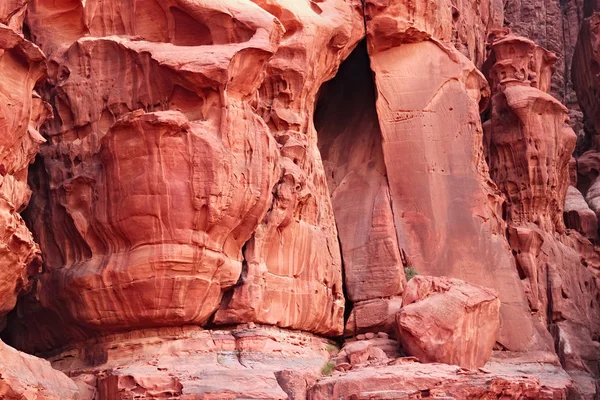 Paredes de pedra vermelha do desfiladeiro do deserto de Wadi Rum na Jordânia . — Fotografia de Stock