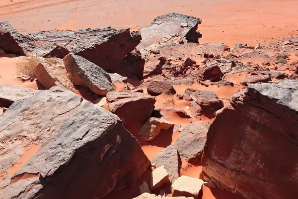 Rote Steine der Wadi-Rum-Wüste in Jordanien. — Stockfoto