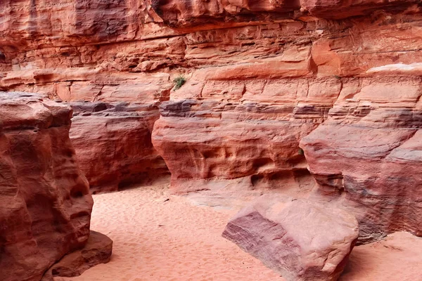 Murallas de piedra roja del cañón del desierto de Wadi Rum en Jordania . — Foto de Stock
