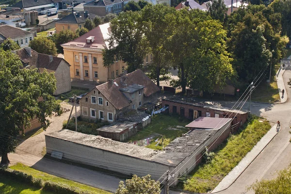 Aeral widok starych budynków shabby Pravdinsk, obwód kaliningradzki, Rosja. — Zdjęcie stockowe