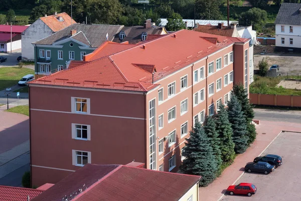 Zicht op het gebouw van de administratie van Pravdinsk District van de Russische Oblast Kaliningrad. — Stockfoto