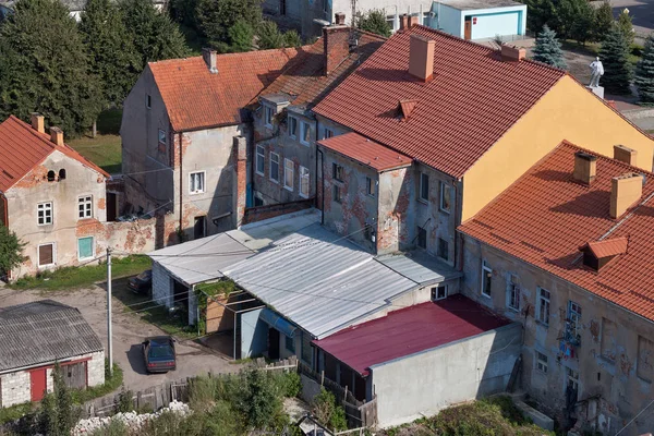 Vista Aeral dos antigos edifícios históricos degradados no centro de Pravdinsk, oblast de Kaliningrado, Rússia . — Fotografia de Stock