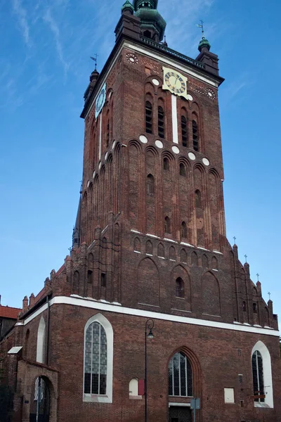 O edifício da Igreja de Santa Catarina. É a igreja mais antiga em Gdansk, Polônia . — Fotografia de Stock
