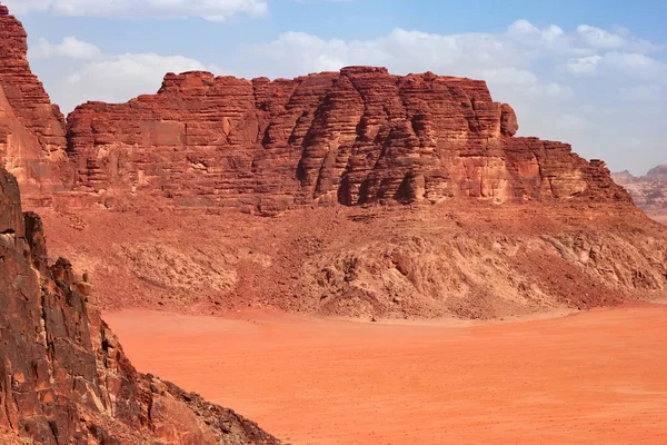 Červené hory kaňon Wádí Ram pouště v Jordánsku. — Stock fotografie