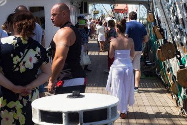 Turist barque Kruzenshtern (önceden Padua) güvertede Kaliningrad Sea Port iskele içinde demirleyen.