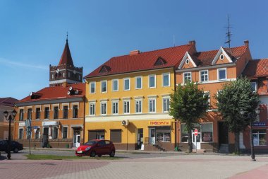 Pravdinsk (önceki Friedland) St. George Victorious kilise ile merkezi kare görünümü.