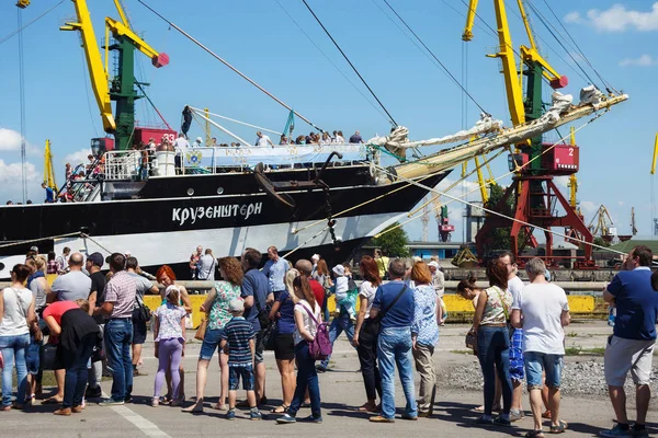 Туристы возле знаменитой барки Крузенштерн (до Падуи) пришвартованы на пирсе Калининградского морского порта . — стоковое фото