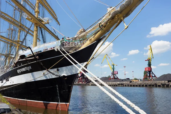 Вид на историческую барку Крузенштерн (до Падуи) пришвартовался на пирсе Калининградского морского порта . — стоковое фото